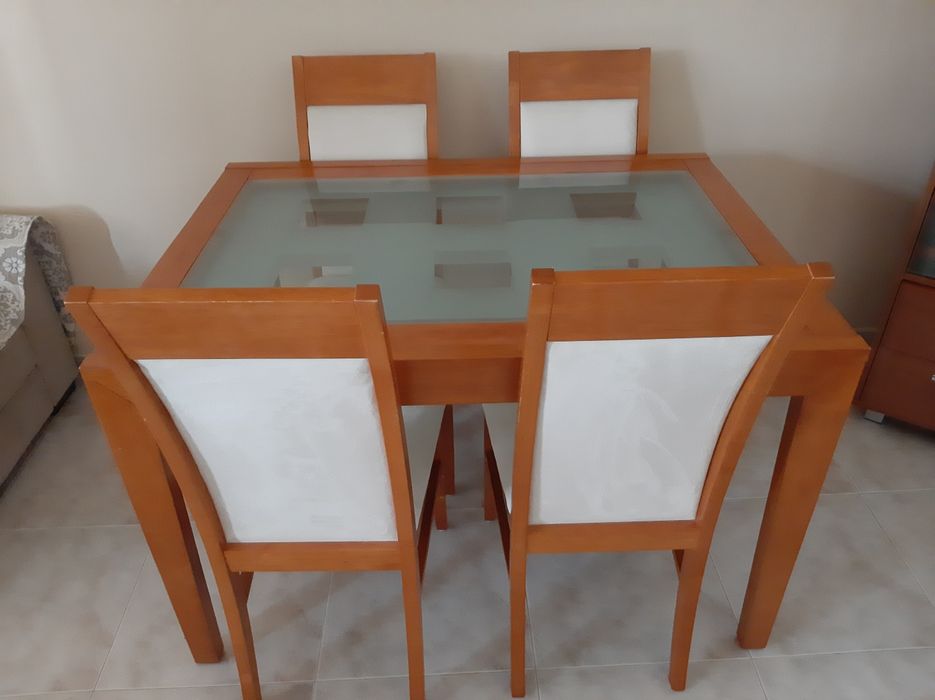 Mesa de sala de jantar com 4 cadeiras