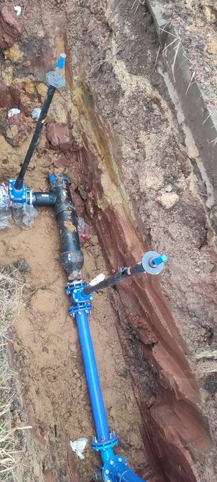 Przyłącza wodociagowe gazowe i Kanalizacyjne.