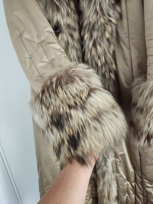 Długi ocieplany płaszcz z futrem złoty