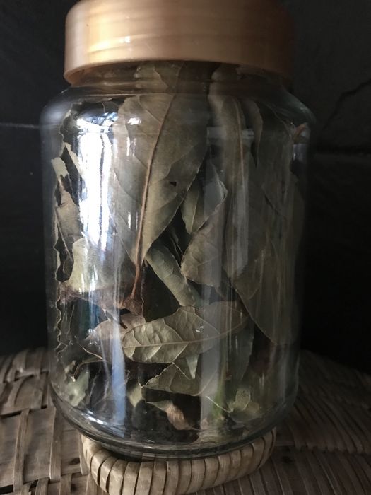 Chas e aromáticas, cidreira, menta, louro (secas ou desidratadas)