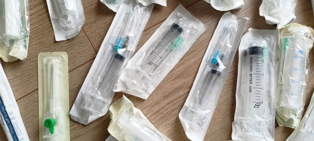 Шприц с иглой 20, 5мм. Пипетка для забора крови