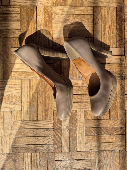 Skórzane buty na wysokim obcasie