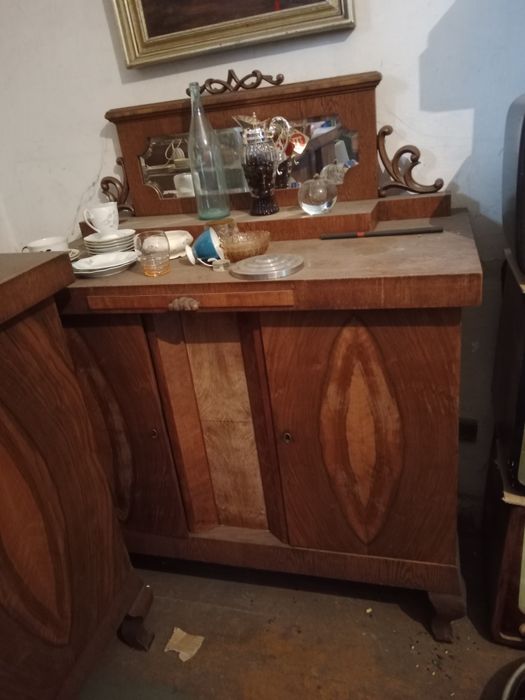 Stary kredens z pomocnikiem