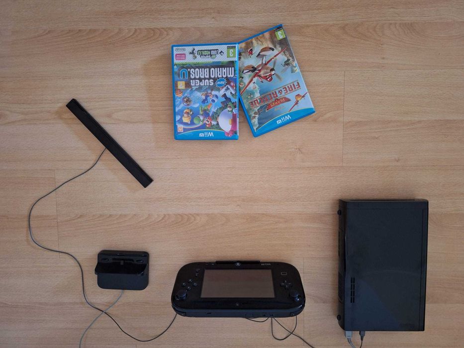 Vendo Wii U como nova com 2 jogos e bases de carregamento