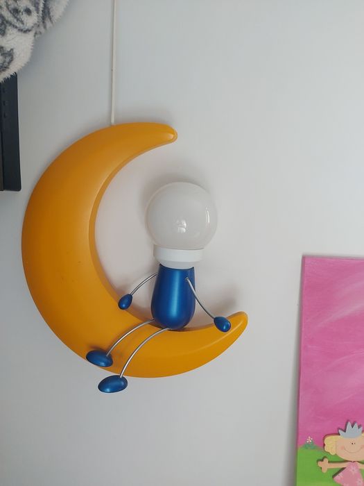 Candeiro boneco sentado na Lua