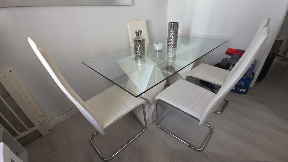 Conjunto mesa de Jantar em vidro e 4 cadeiras