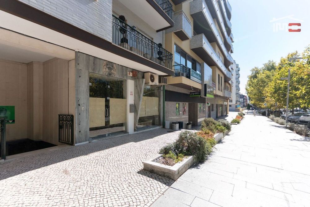 Loja Fantastica Com Area Total De 260 M2 Na Principal Avenida De Fá...