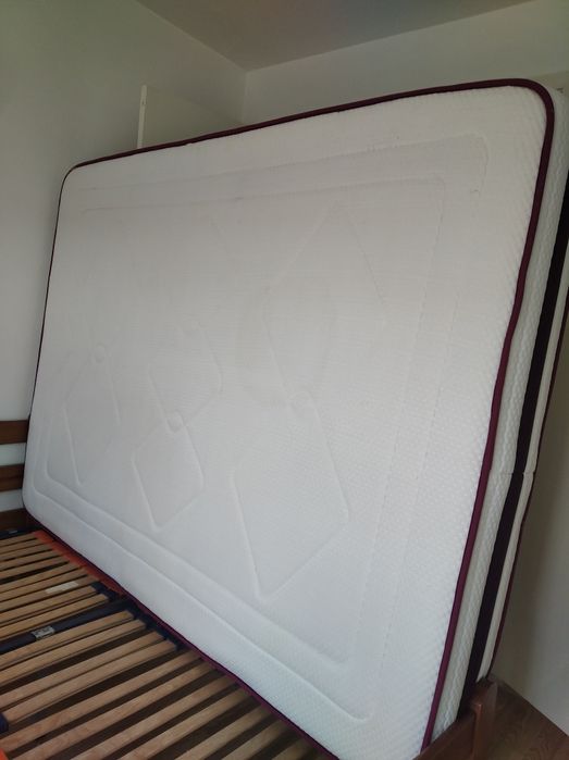 Cama de casal em pinho com estrado e colchão