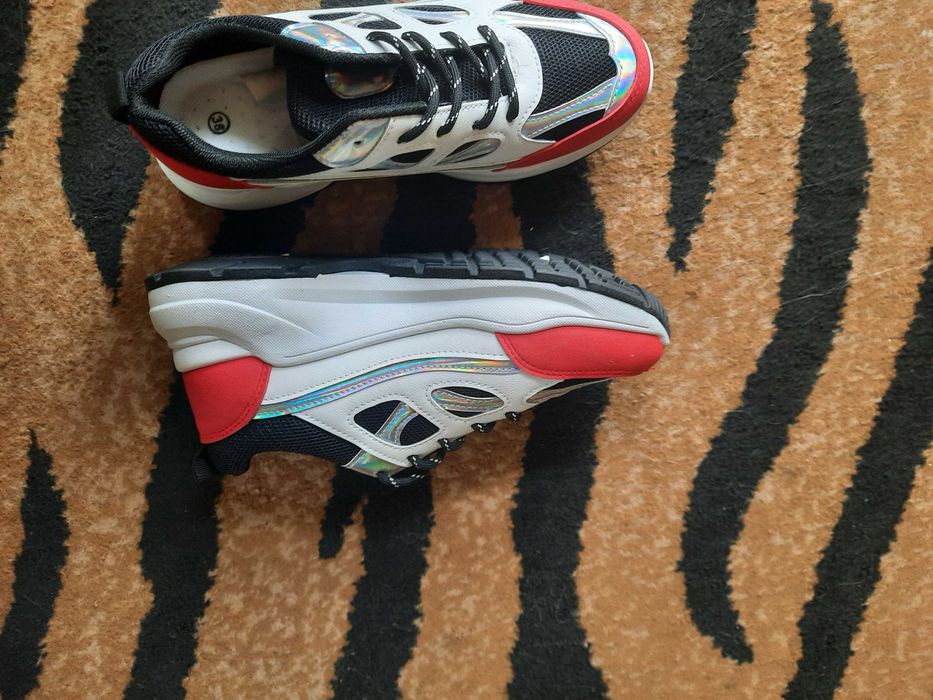Buty  damskie  sneakersy  białe  czarne czerwone nowe 38