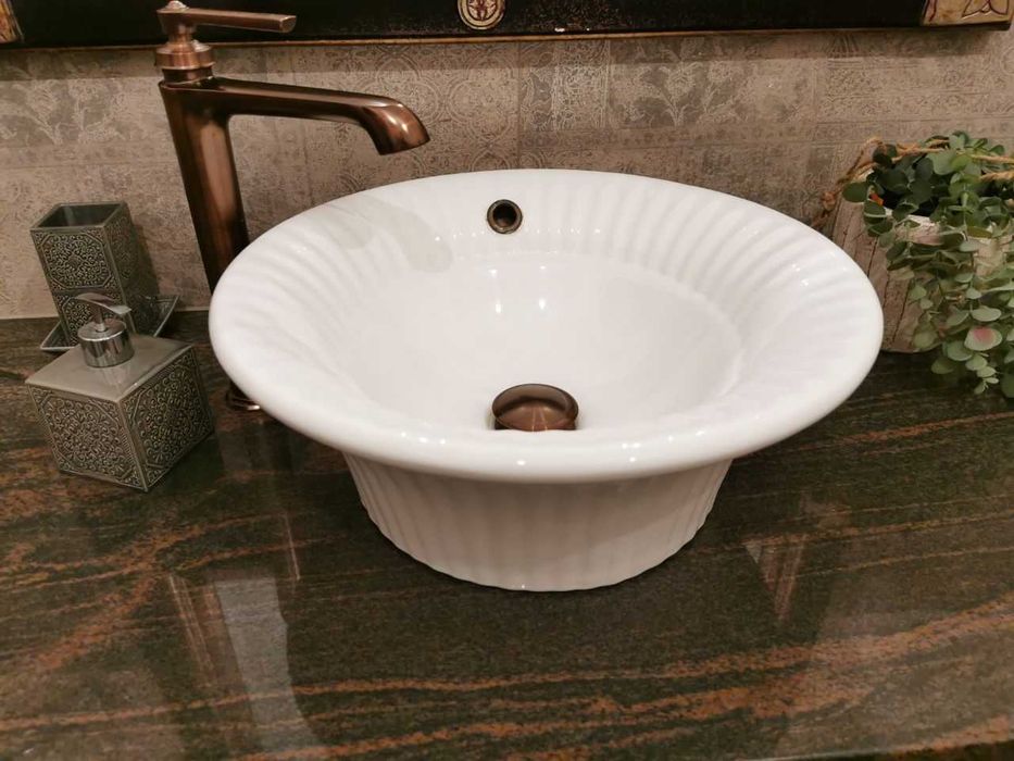 Szafka z umywalką i baterią w stylu Retro