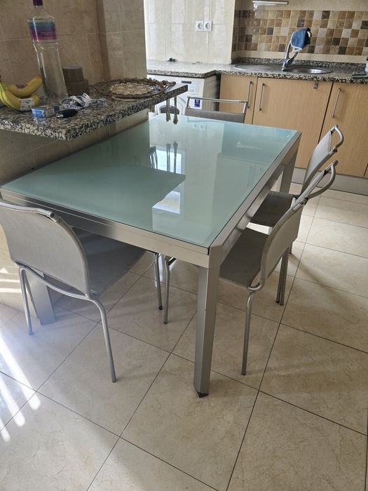 Mesa e 4 cadeiras
