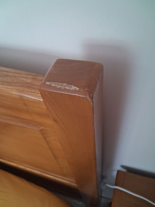 Mobilia de quarto completa em Madeira ( cama de casal, comeda, espelho e 2 mesas de cabeceira.),