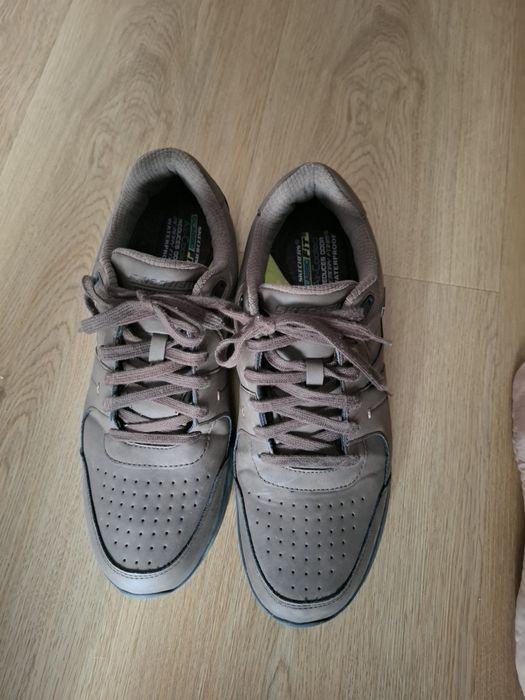 Sapatos impermeáveis SKECHERS Castanhos impermeáveis, número 44.