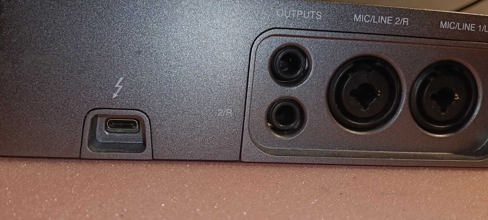 Universal Audio Arrow INTERFEJS - Karta Dźwiekowa