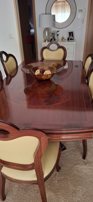 Mesa de sala extensível em mogno maciço mais seis cadeiras