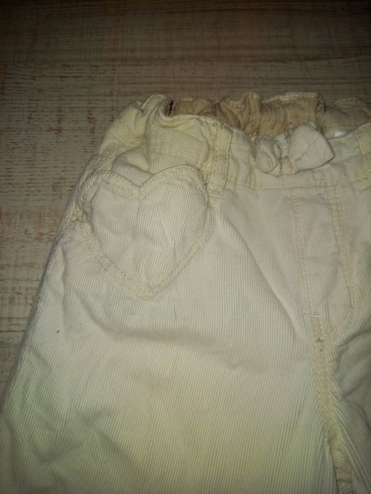 Spodnie sztruks 92 H&M grubsze regulacja kremowe ściagacze serduszka