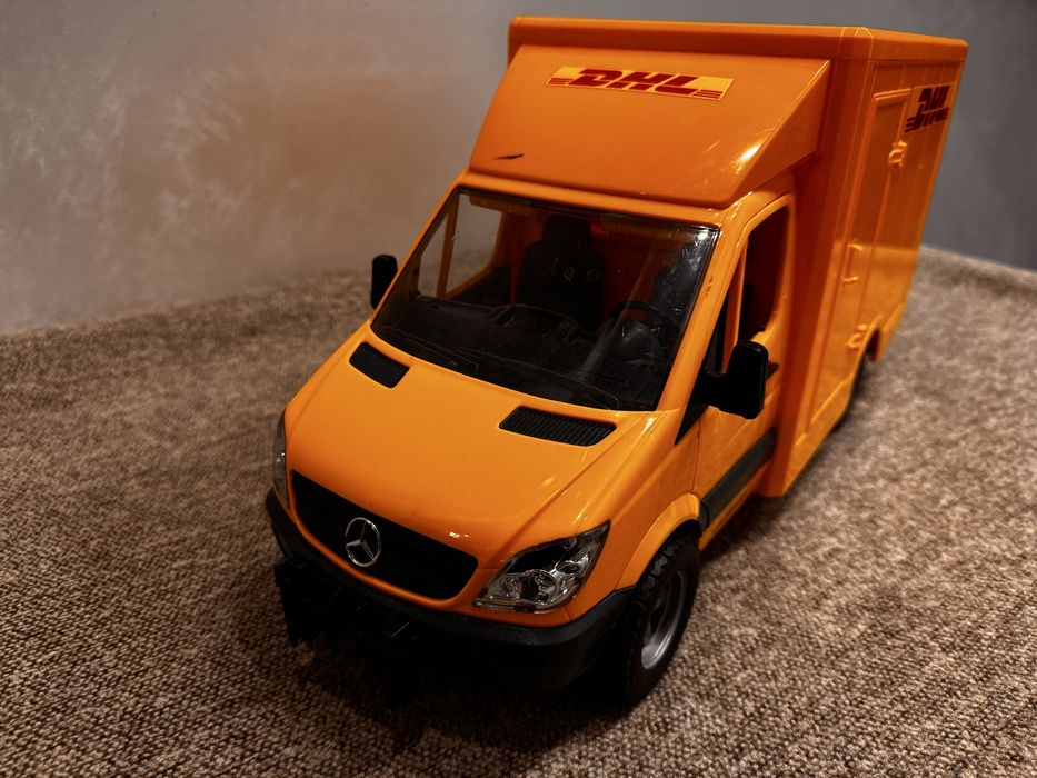 Машинка Bruder фургон Mercedes Sprinter DHL