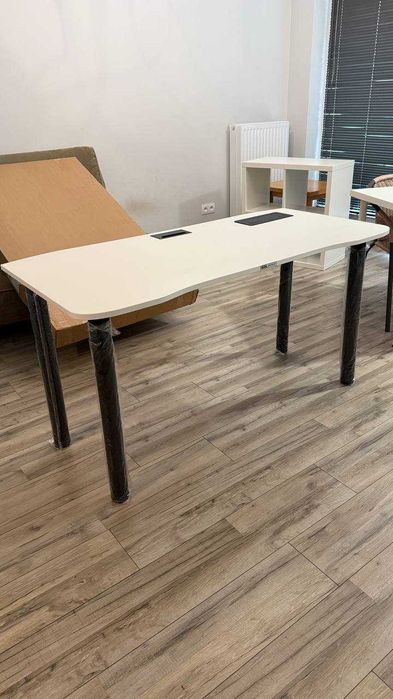 Nowoczesne biurko z przepustami kablowymi i listwą zasilającą