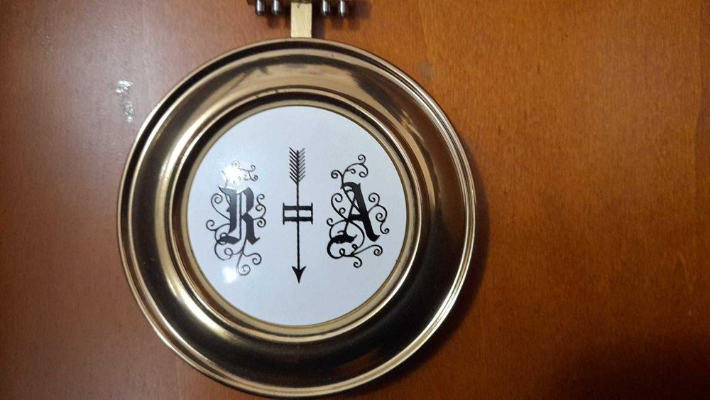 Relógio de parede alemão. Mede 85 cm de altura.