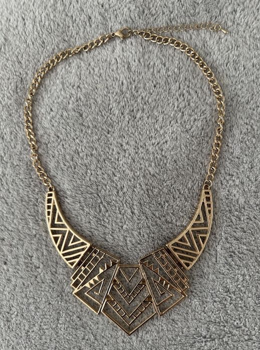 Stylowy naszyjnik z geometrycznym wzorem