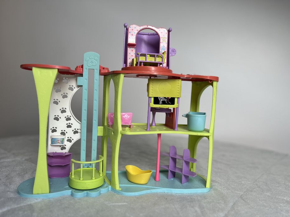 Casa de Brincar com mobília excelente estado