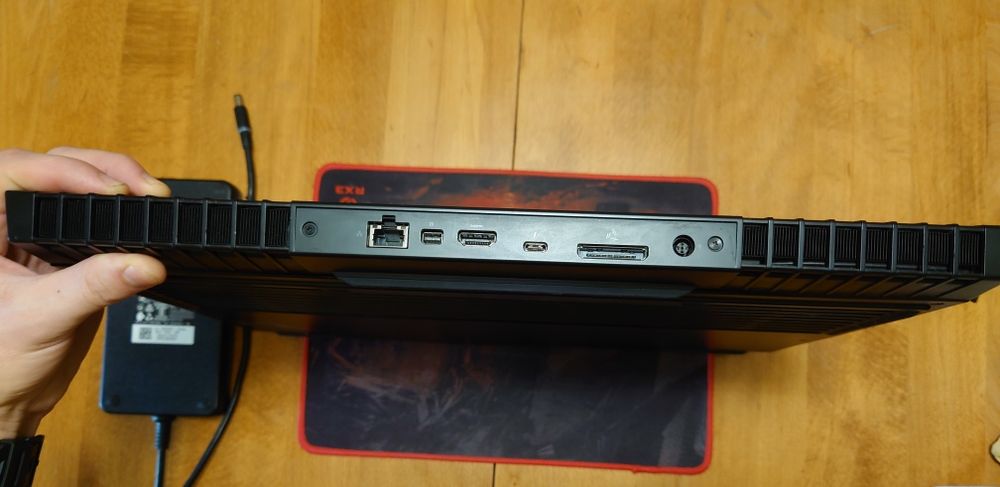 Ігровий ноутбук Alienware 17 R5 / i7-8750H / GTX 1070 8GB / 16GB RAM / SSD 512GB