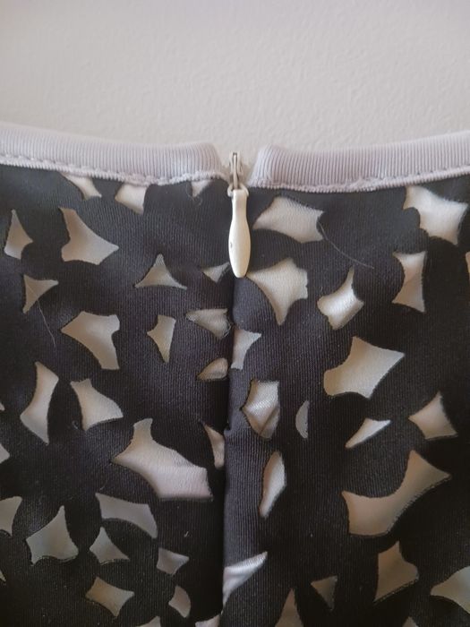 Vestido midi versátil preto e branco