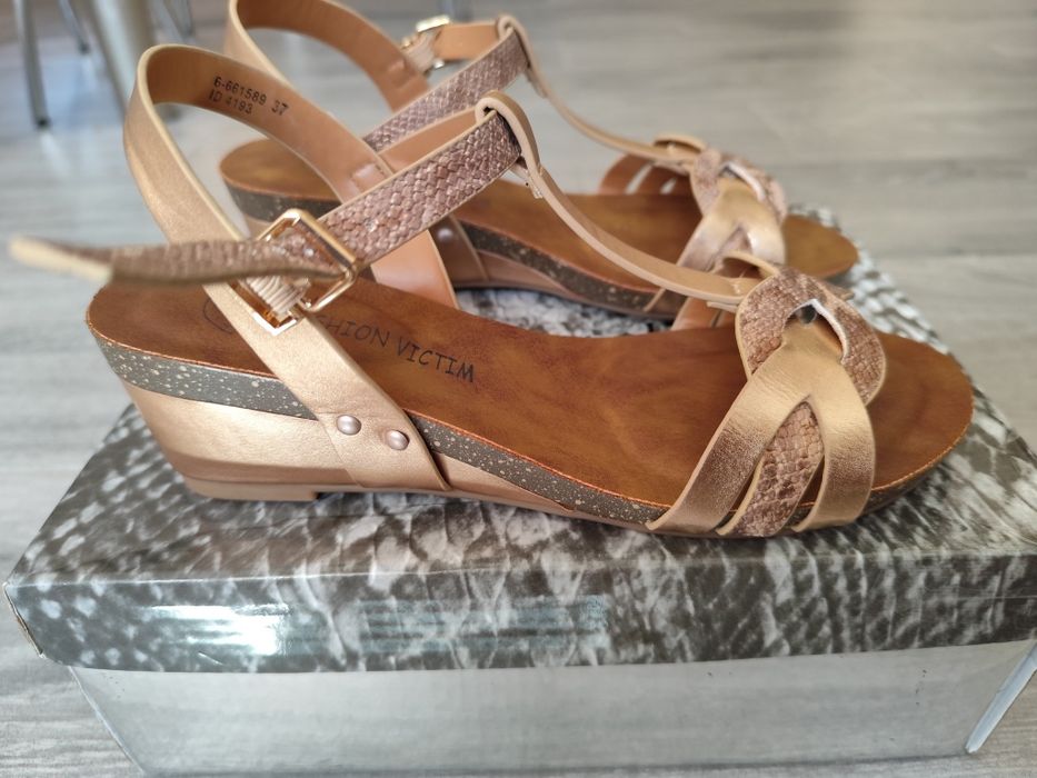 Sandálias usadas apenas uma vez