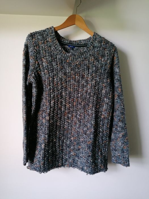Sweter z postrzępionym dołem