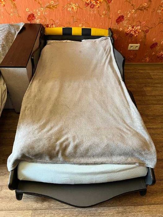 Кровать машина детская