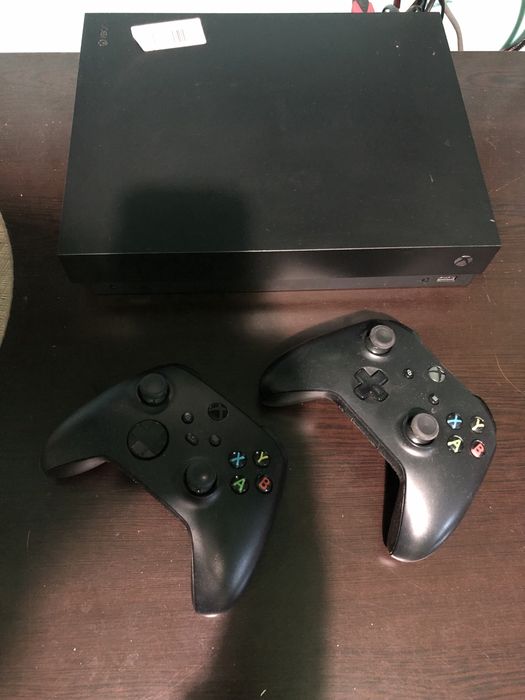 Xbox one X 1TB +game