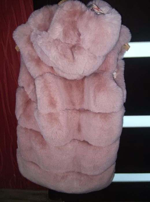 Жилетка хутряна з капішоном