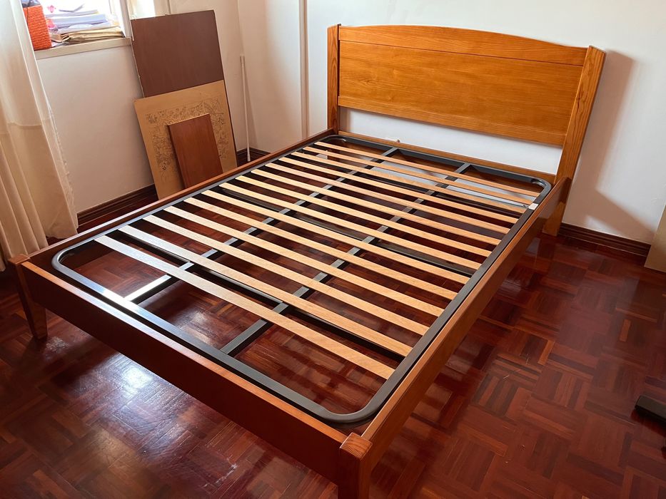 Cama de casal e mesas de cabeceira