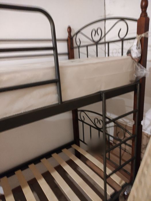 Ліжко металеве двухярусне з дерев'яними ламелями