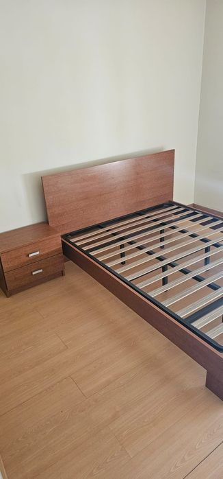 Cama de casal em madeira de cor pinho mel com um excelente colchão