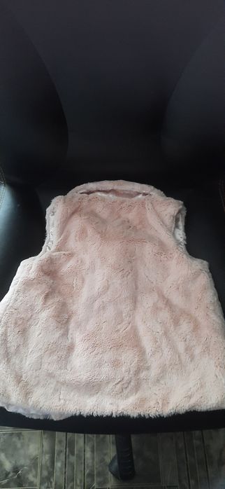 Жилеточка пудровая на 4-5 лет.