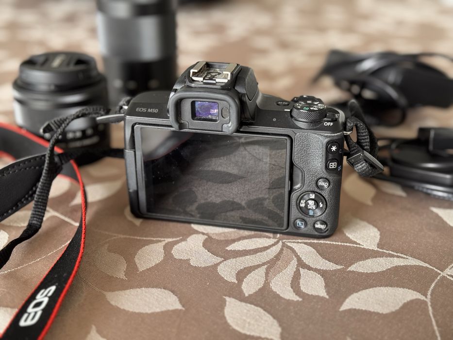 Canon M50 com varias lentes e acessórios