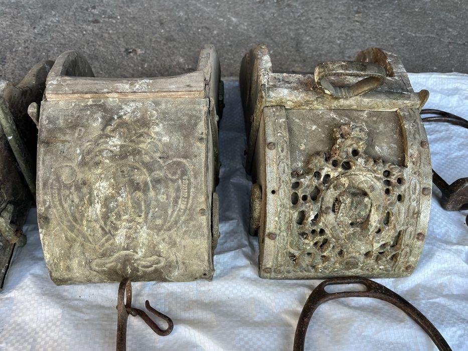 Estribos de caixa, embocaduras e esporas