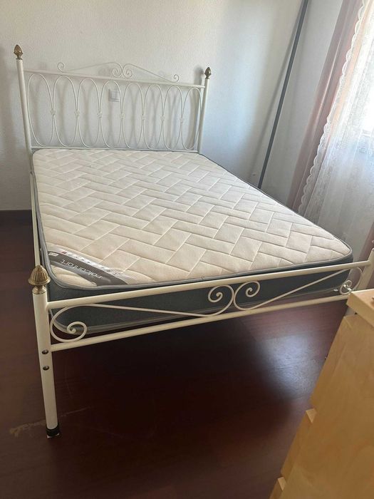Cama vintage em ferro 133cm X 183cm com colchão