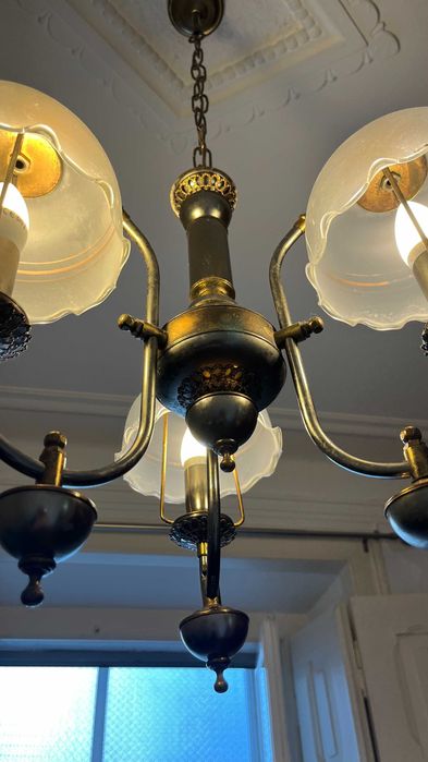 Candeeiro de teto vintage em latão 3 braços com cúpulas de vidro
