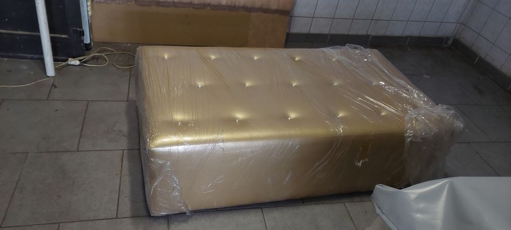 Pufa pikowana kryształowymi guzikami