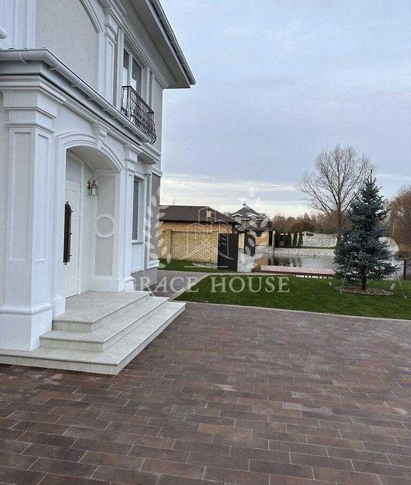 Новий котедж на БЕРЕЗІ ОЗЕРА з РЕМОНТОМ, з охороною у КМ. с. Романків