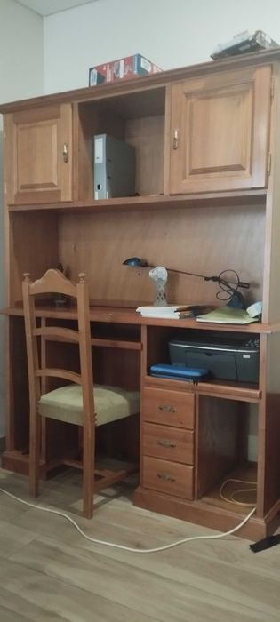 Secretaria com estante e cadeira