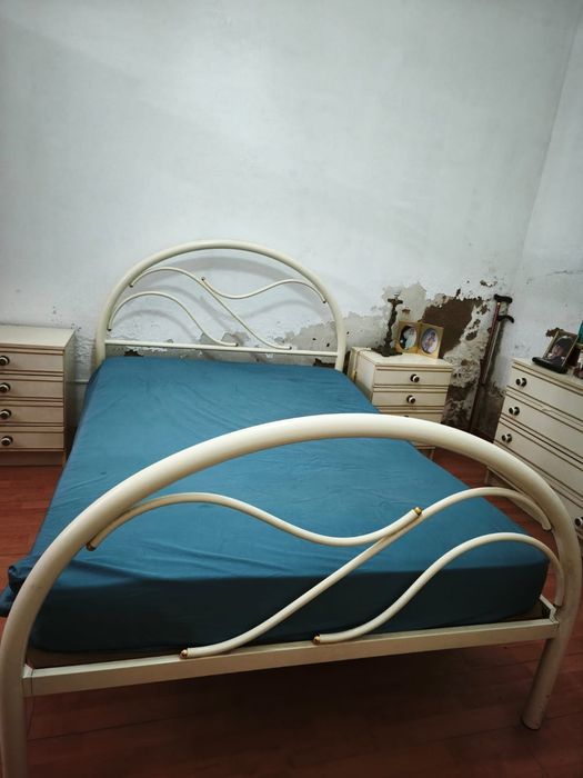 Cama metálica branca com conjunto