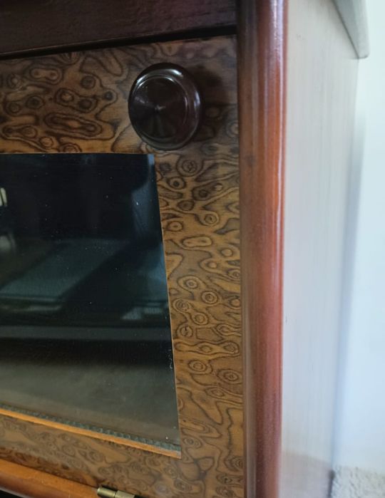 Belíssimo móvel anos 80
Multifuncional com iluminação. madeira maciça