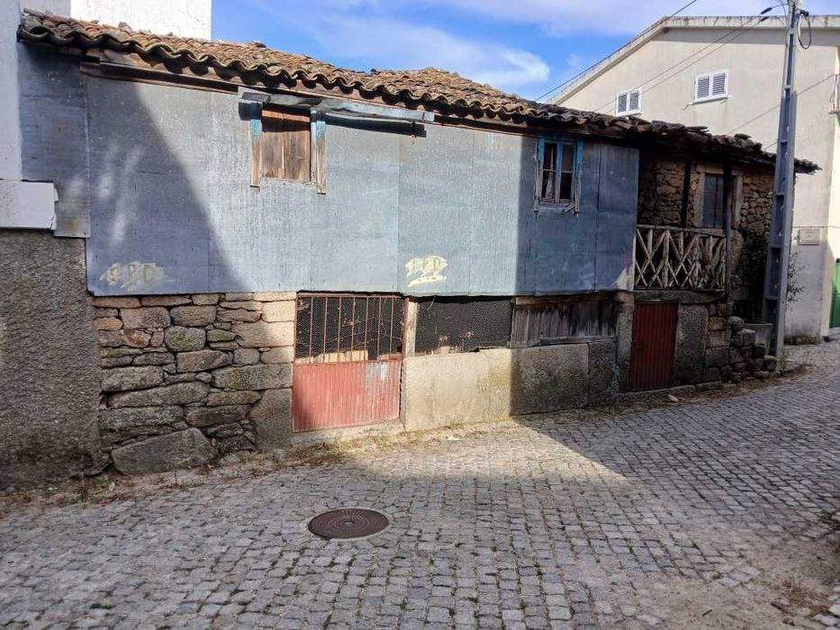 Casa de Aldeia para restauro