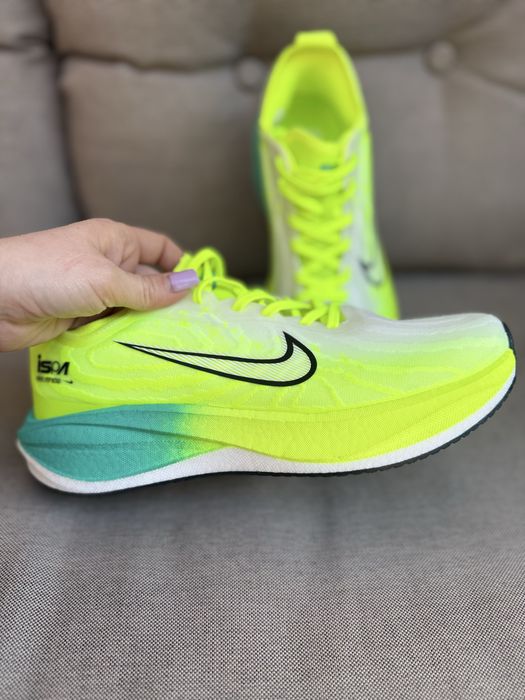 Продам нові кросівки Nike Vomero