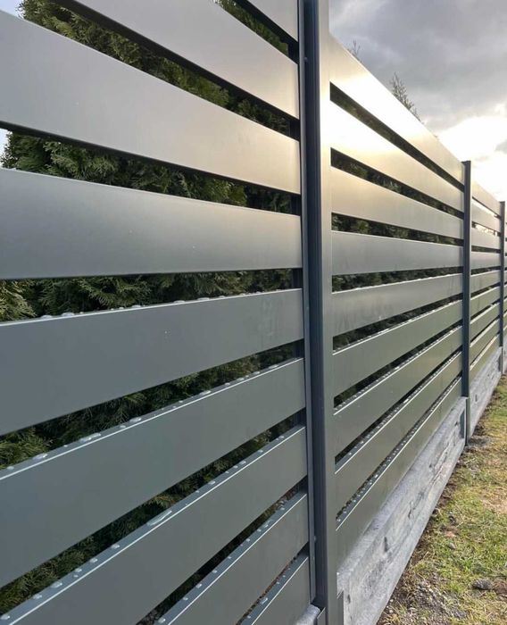 Ogrodzenie Frontowe, Palisada pozioma, Przęsła palisadowe na słupkach