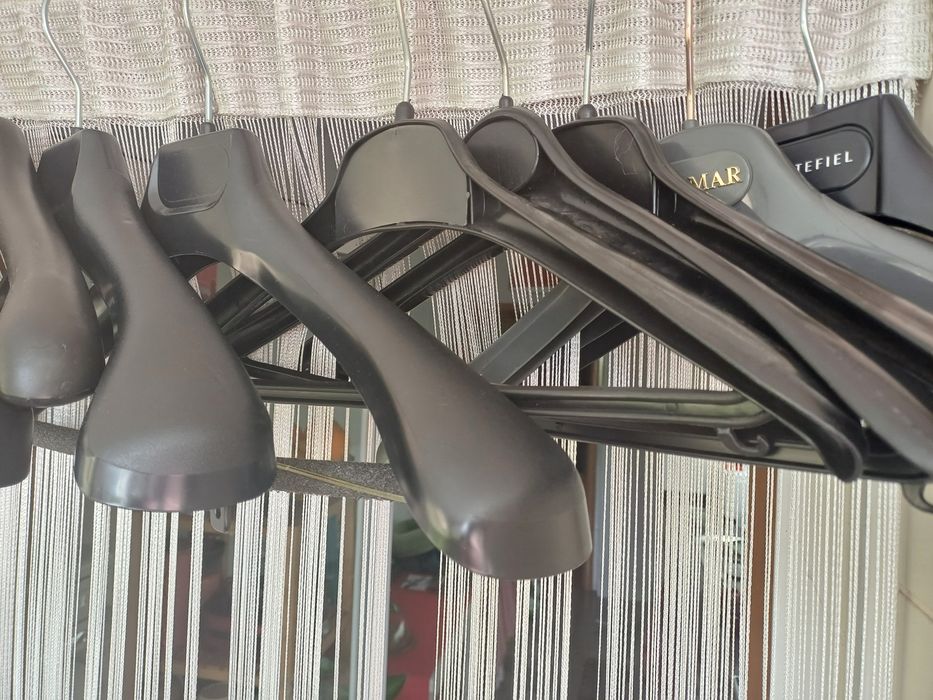 10 cabides grandes de cor preta