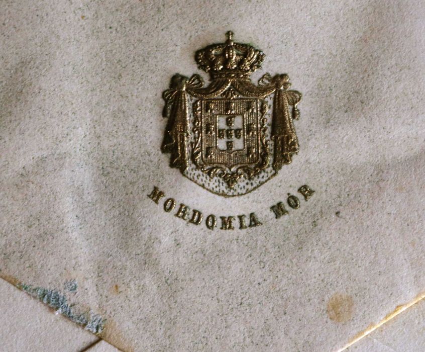 Casa Real Mordomia Mór envelope timbrado a ouro em relevo